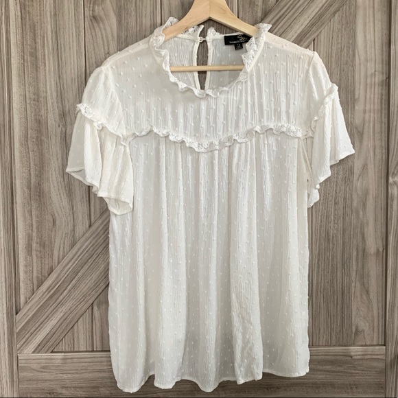 Suzanne Betro Tops - Suzanne Betro White Flutter Sleeve Lace Collar Top